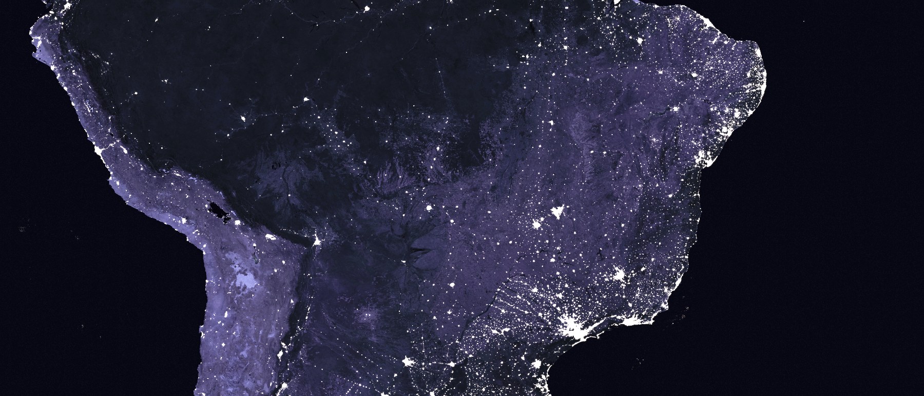 América do Sul vista à noite, com as luzes das cidades brasileiras